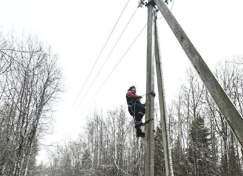 Работы по восстановлению электроэнергии в Боровском районе продолжаются 

На местах работают ремо...