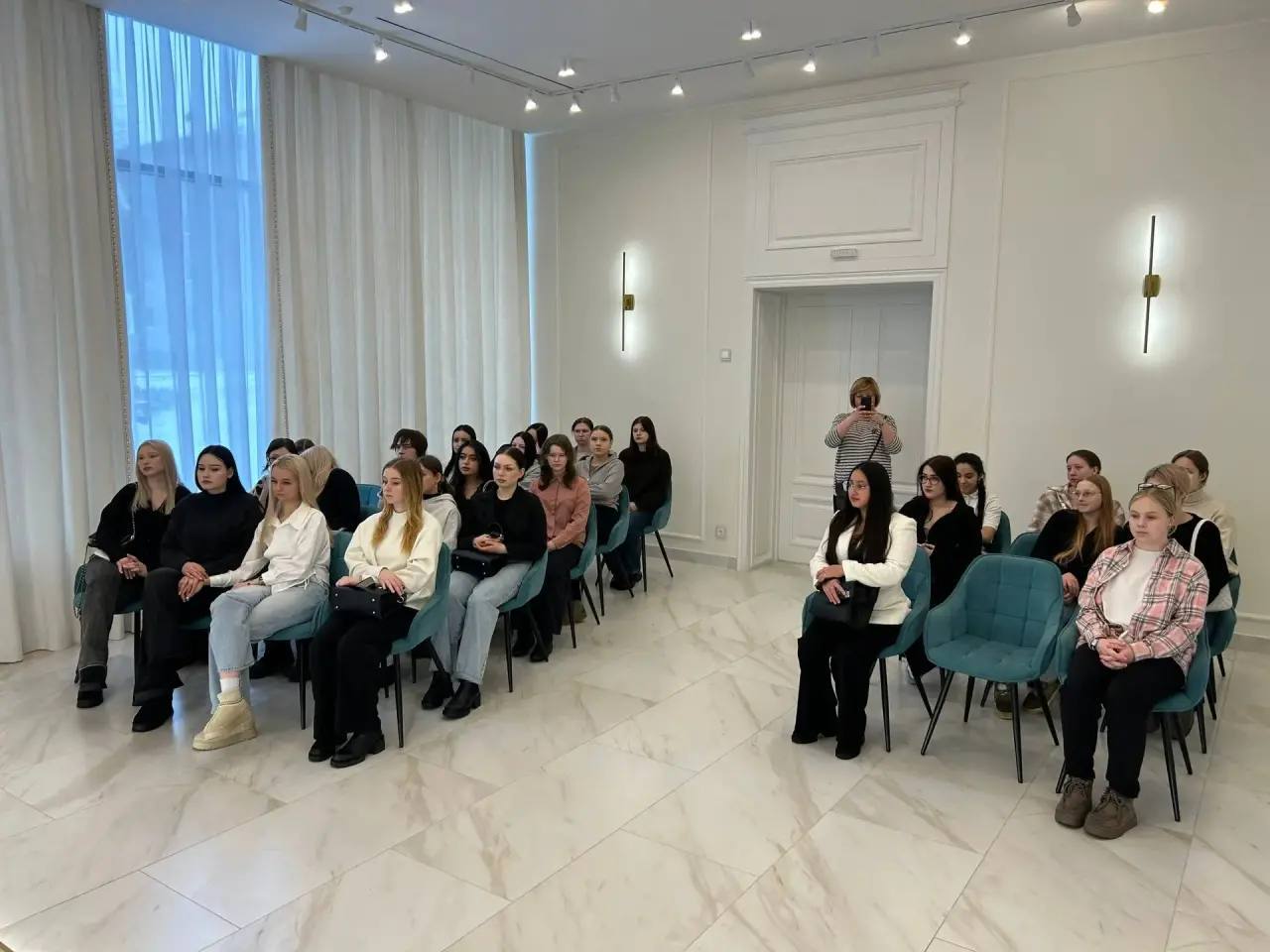 Студенты Обнинского медицинского техникума посетили экскурсию в ЗАГСе. Сотрудники отдела рассказа...