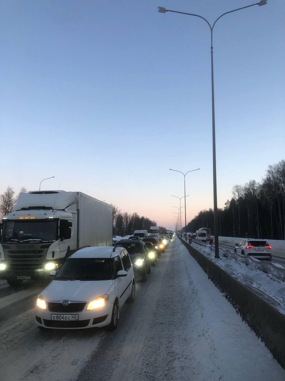 На Киевском шоссе ограничено движение. Въезд в город со стороны северного въезда разрешен только ...