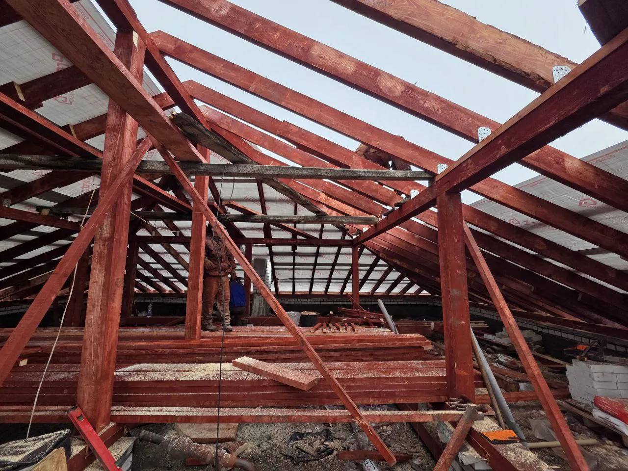 Калужские специалисты ведут работы по восстановлению Первомайска.

В многоквартирном доме на улиц...