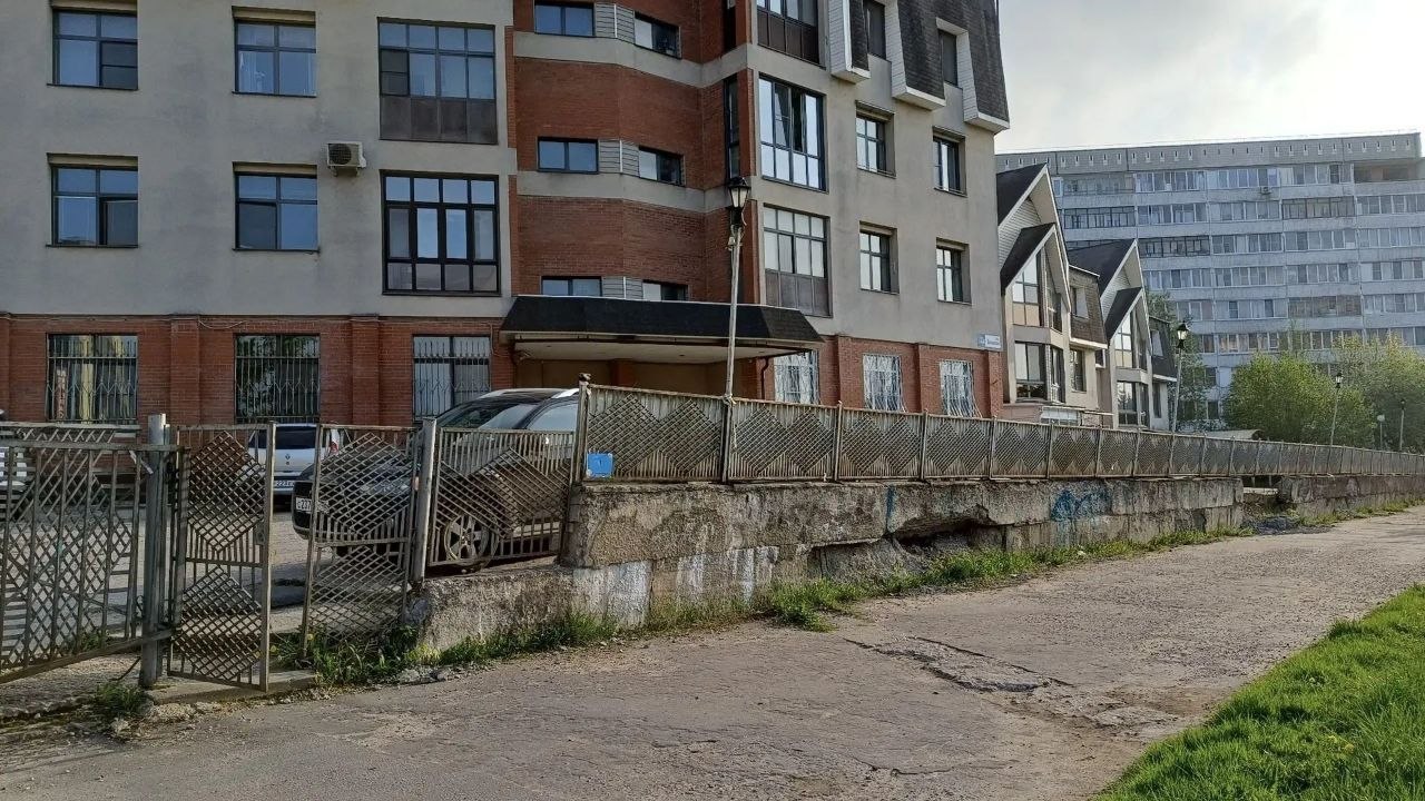 Жители Обнинска выражают обеспокоенность состоянием ограды на Белкинской, 43а, которая опасно нак...