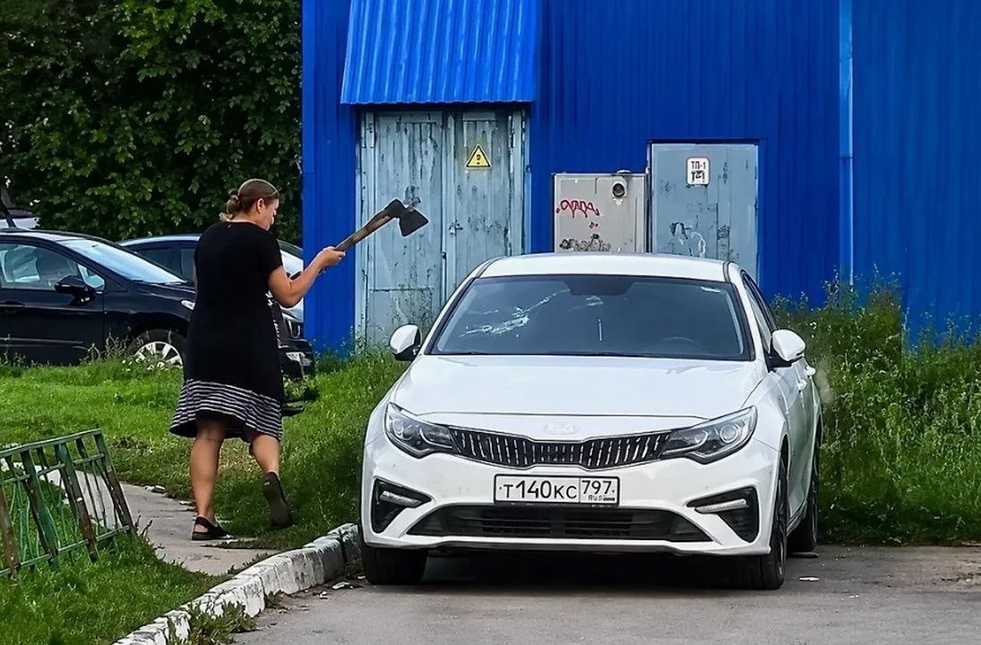 Страховые компании не будут возмещать ущерб, нанесенный жительницей Балабаново, которая топором п...