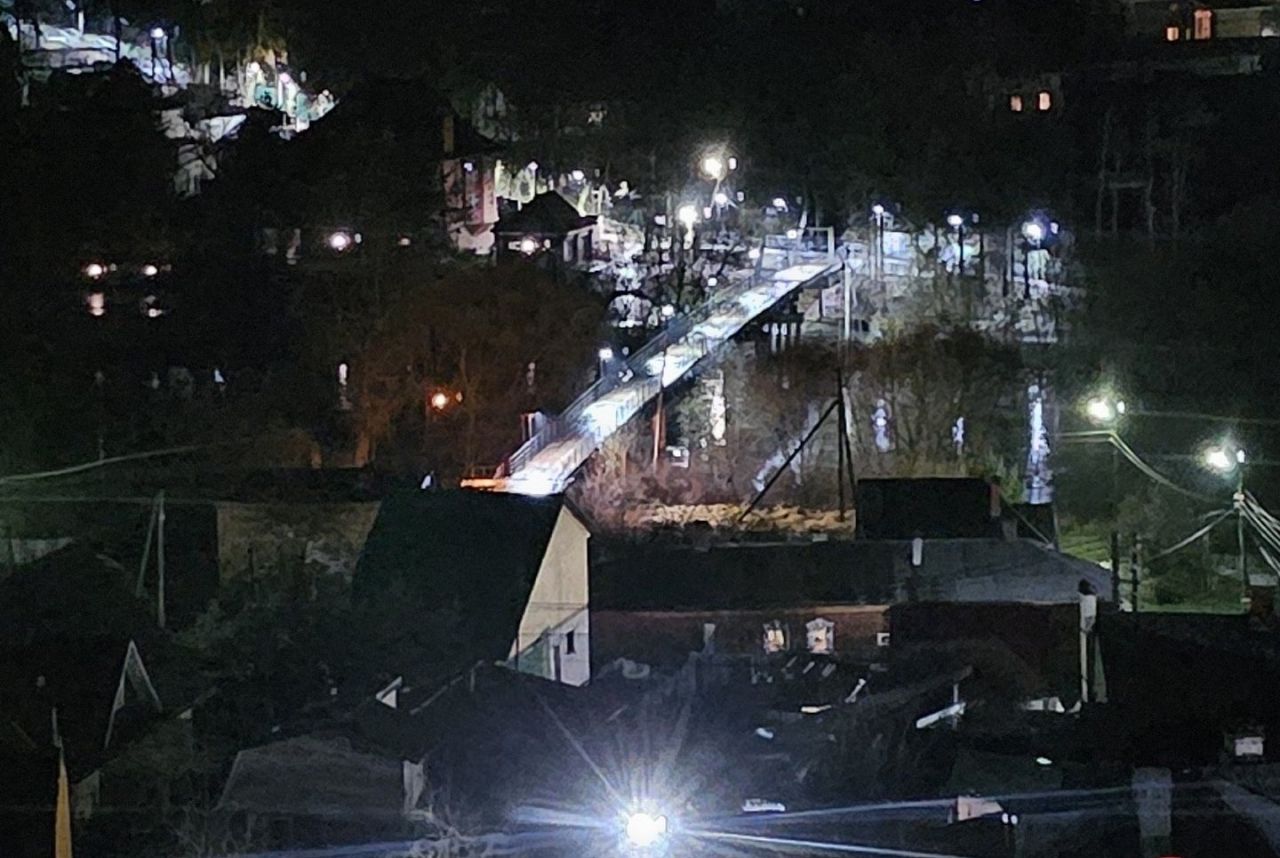 В Боровске зажгли Канунников мост!

Установили шесть фонарей. Мост, правда, требует ремонта – пок...