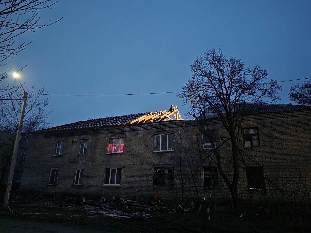 Калужские строители чинят дома в ЛНР.

В Первомайске ремонтируют крышу многоэтажки. Меняют стропи...