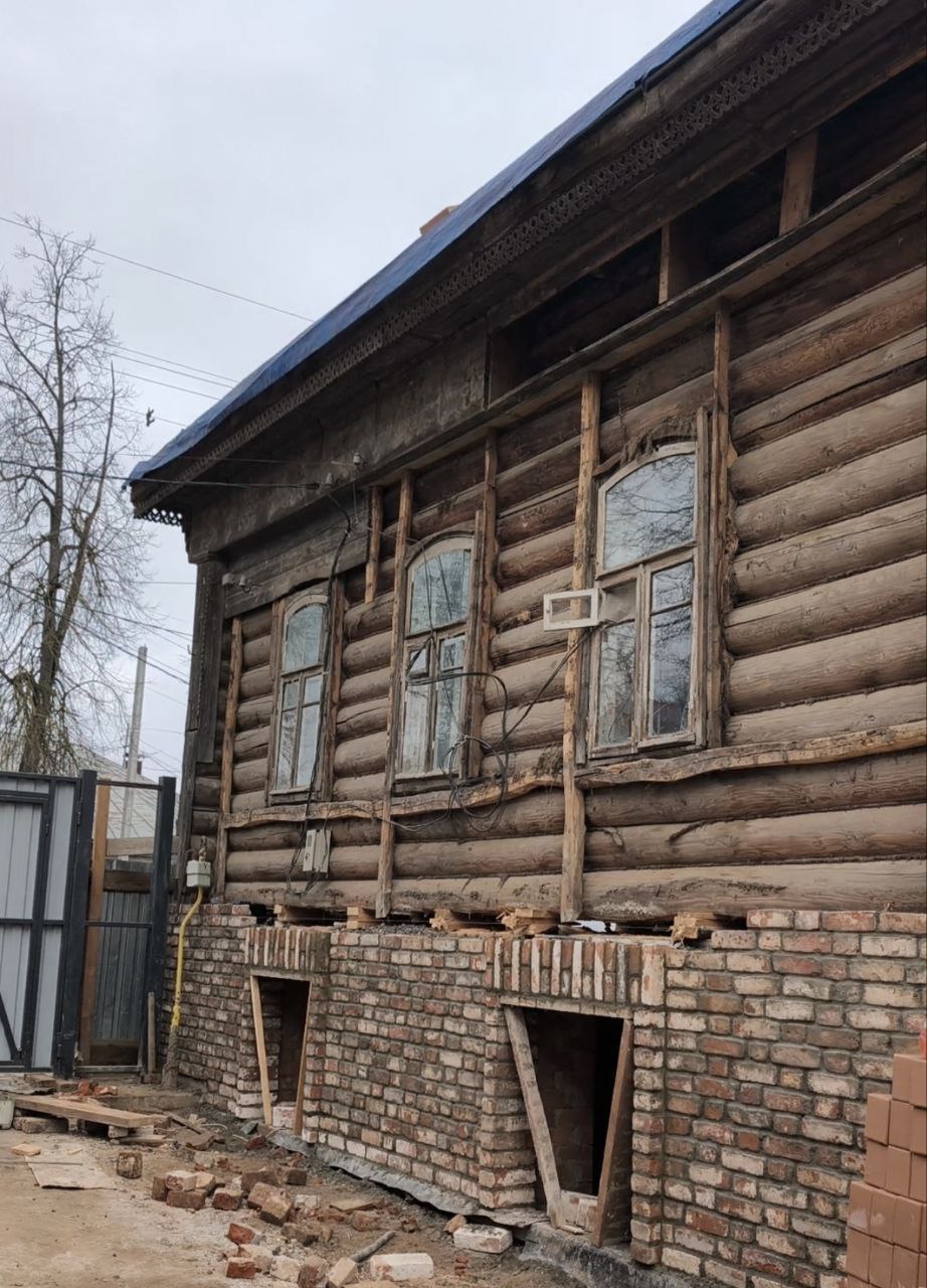 Николай Калиничев не теряет времени и продолжает реставрацию дома Ягодиных в Боровске. Бетонные р...